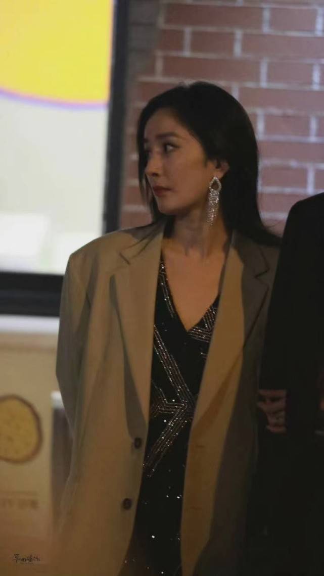 廓形 杨幂新剧路透曝光！死亡灯光都挡不住高颜值，穿西装更像自己私服