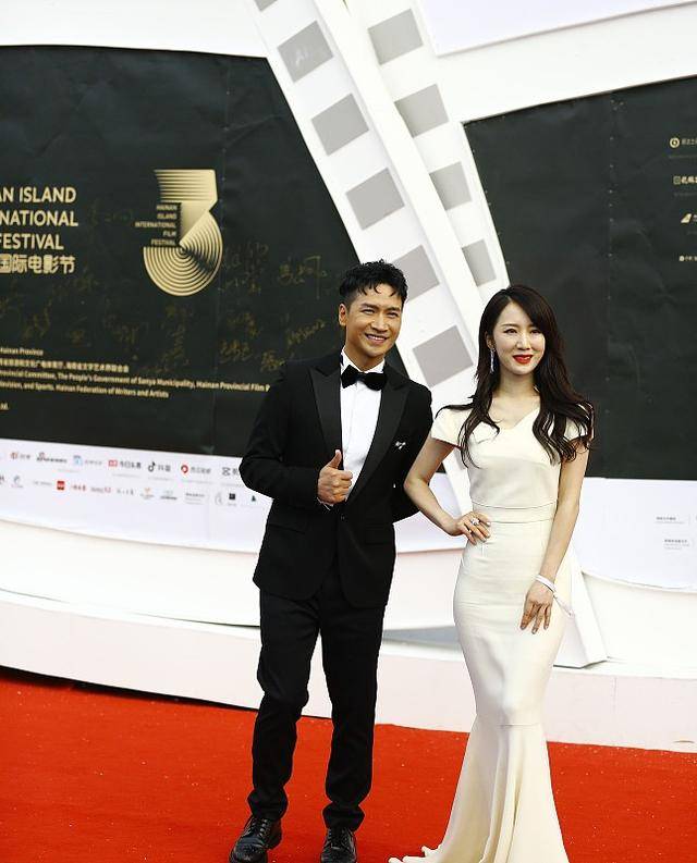 脖颈 “阔太”李念穿着简约但难掩贵气，穿白色鱼尾裙秀身材，优雅大气