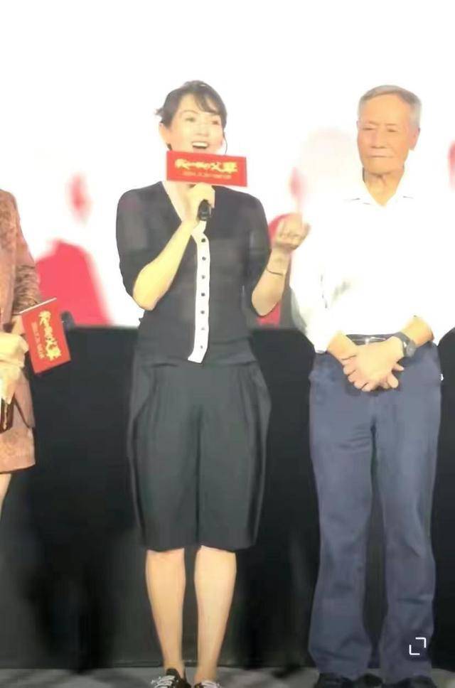 关键 章子怡换新发型变化大不敢认！成导演坐C位派头足，穿开衫好温柔