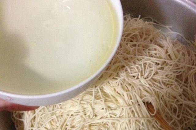 汤汁|做焖面老成坨?多加这一步,面条根根分明,口感更劲道