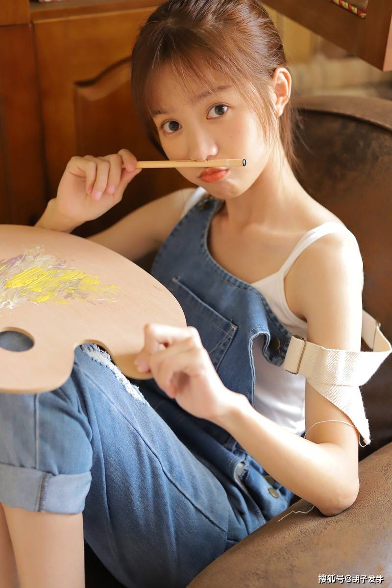 什么俏皮可爱美少女吊带人图片，画画之余也可以调皮一下
