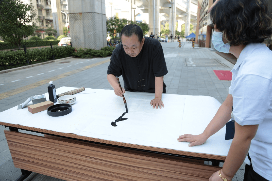 无偿献血志愿者现场创作书法作品 国庆节前"文化助廉"