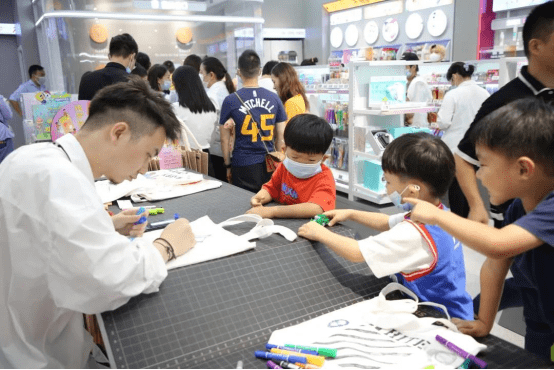 个性潮流名品，国潮美妆，看这里，HAPPY STATION全国首店开业
