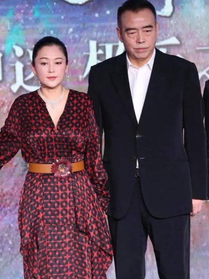 黑色 陈红不愧是“最美貂蝉”，穿黑色连体裤风韵犹存，配绿珠宝好惊艳