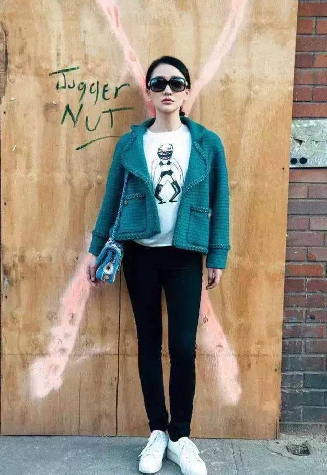 线条美 周迅盘奶奶头出席活动,休闲衫配自行车裤,生图又瘦又美太抗打