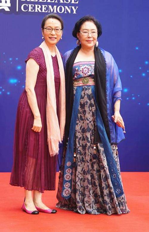 曾获 65岁的奚美娟好优雅，穿黑色长裙风度不减，曾获演艺奖"大满贯"