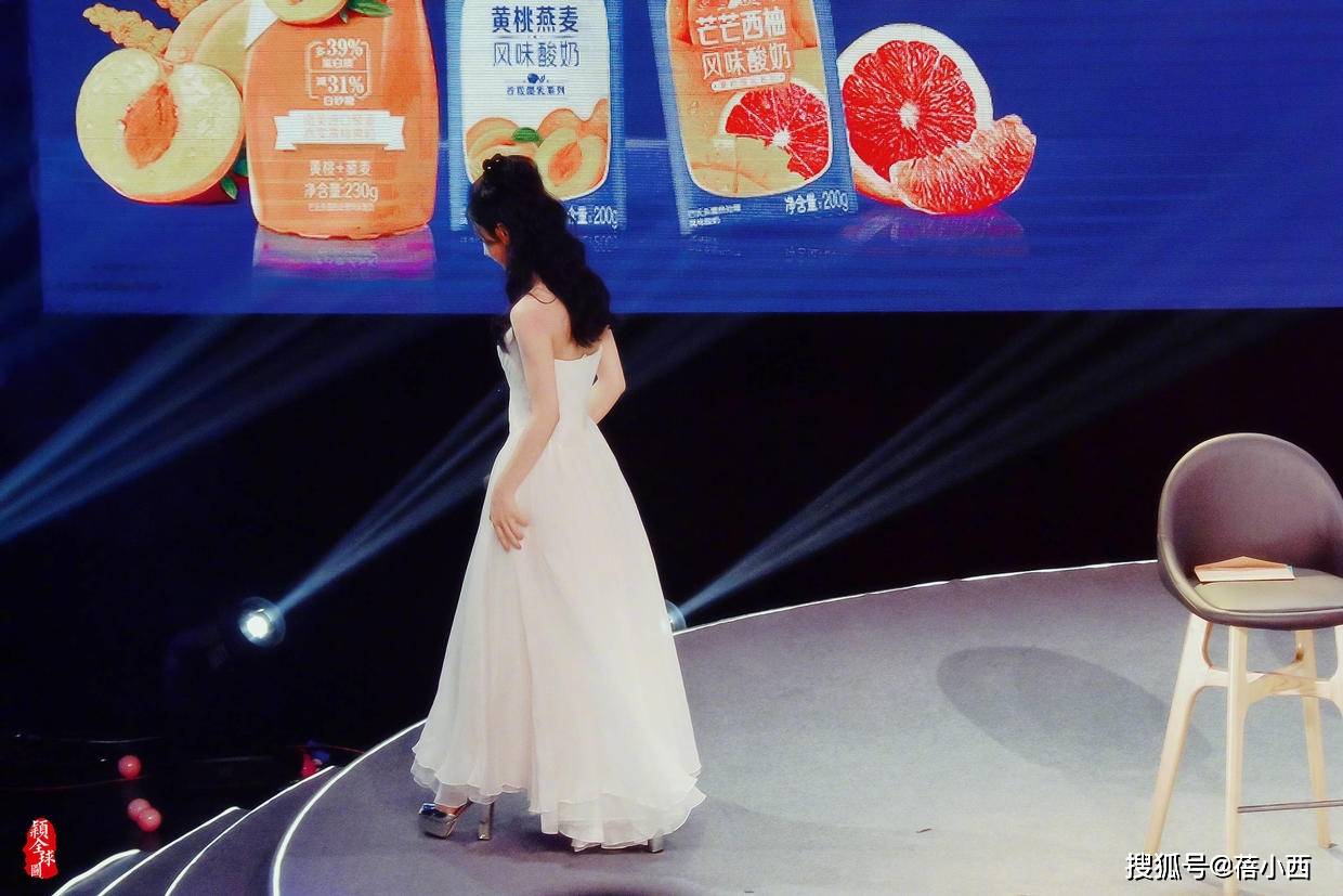 赵丽颖 赵丽颖恢复单身后穿衣风格都变了，穿豹纹连衣裙配长卷发，太惊艳