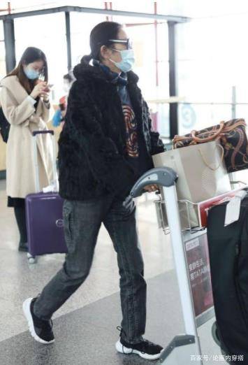 下半身 倪萍不愧是央视主持气质第一人，黑皮草穿扮现身，不土反而时髦