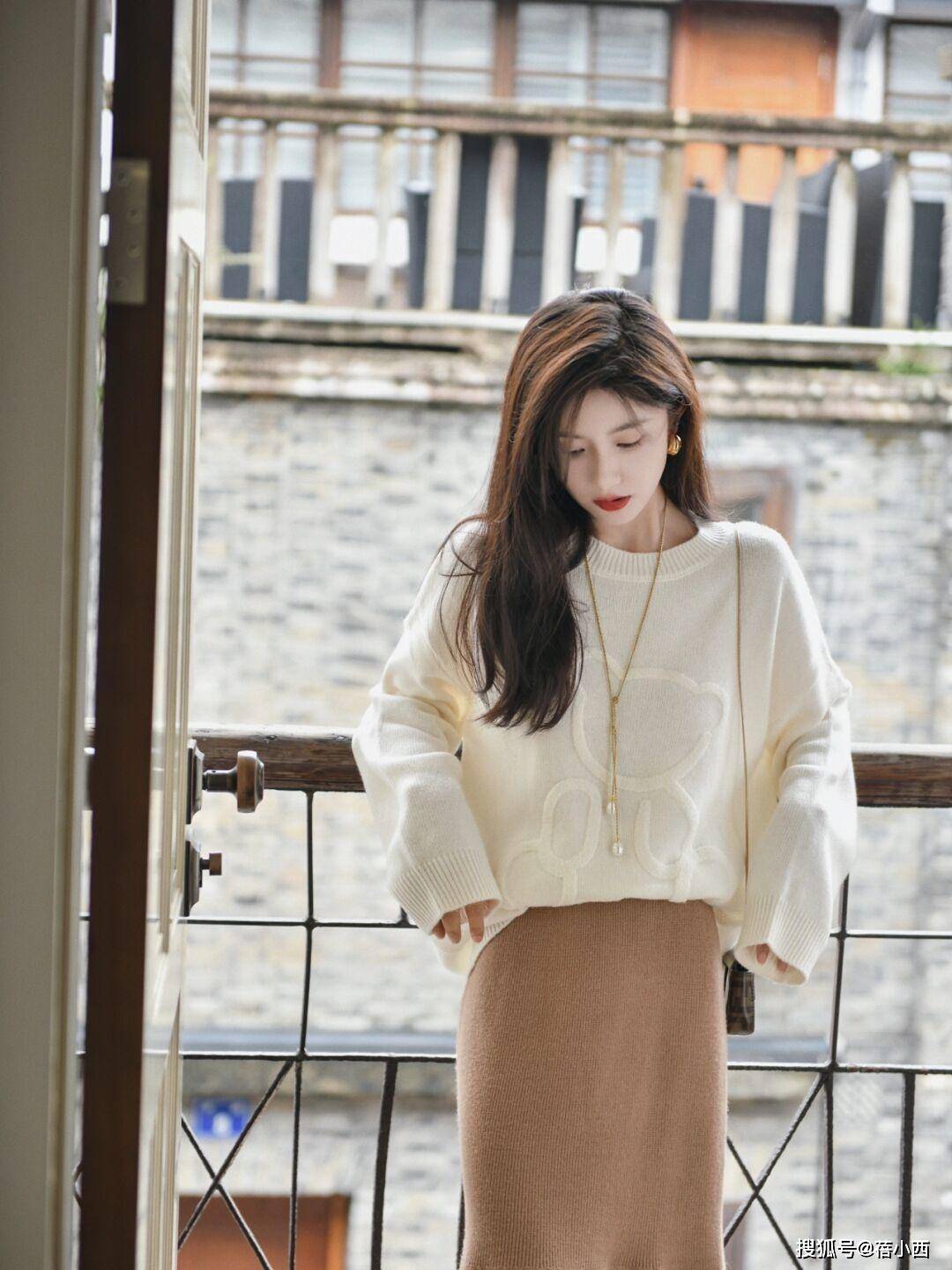 上装 真正懂时尚的女人，秋季穿搭首选“大地色”衣服，知性优雅又高级