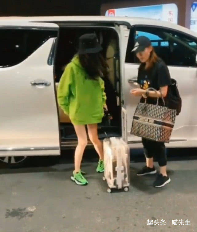 baby下车故意不开滤镜,看到生图下的腿型,确定有168吗?-老布娱乐网