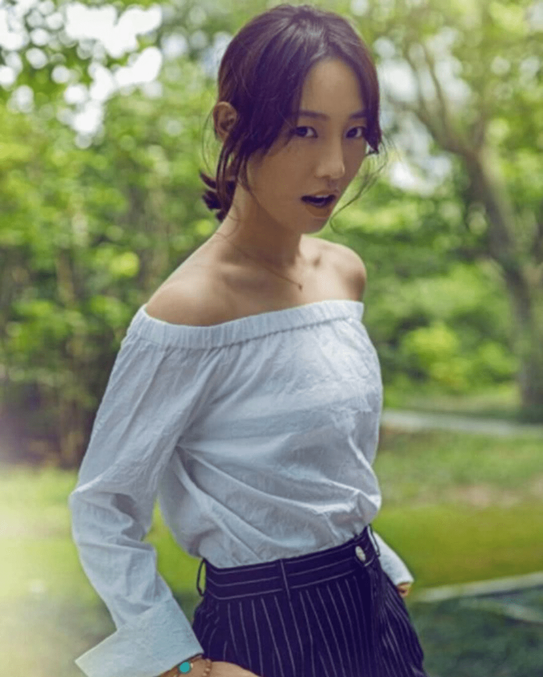 女生 白百何这衣服真容易让人多想，侧身好像挺个肚子，有点显胖了
