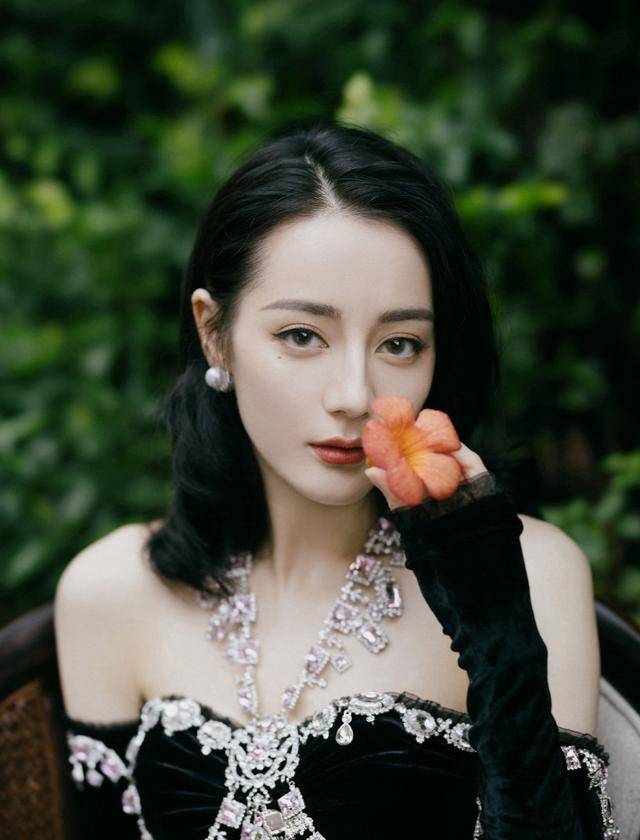 显得 迪丽热巴的气质真好，黑丝绒长裙镶嵌紫钻石，高贵优雅还“迷人”
