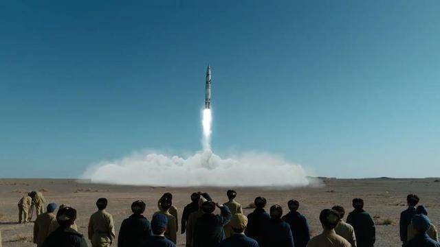 巅峰|4家卫视上星，3家平台紧跟，《功勋》首播达巅峰，热度不输长津湖