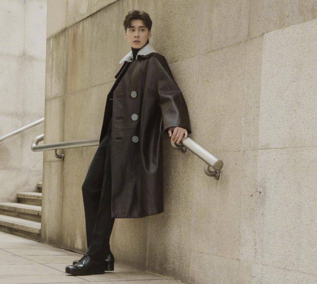 网友 李易峰颜值回春？最新穿搭不输超模？网友：无人生还的水平