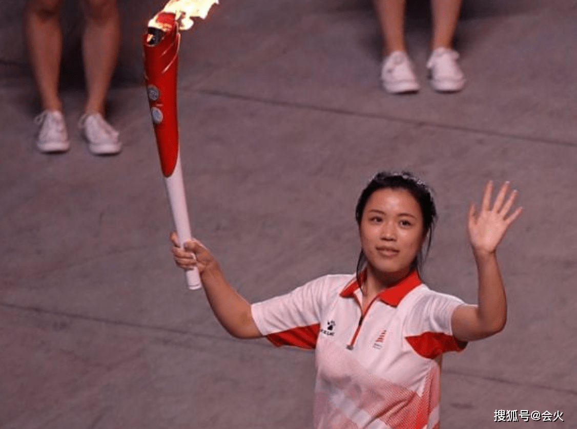 封面杨倩首登杂志封面！穿黄色泡泡袖长裙，头戴小黄鸭发夹可爱灵动