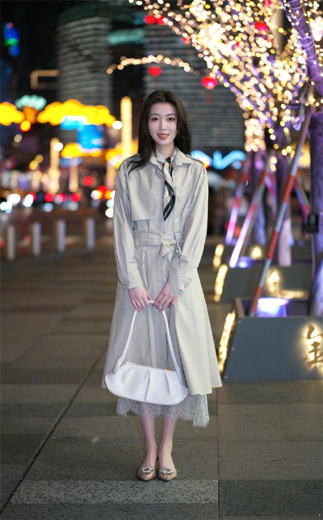 身材 158女生穿长风衣时，谨记这3个“穿衣法则”，显高没你想的那么难