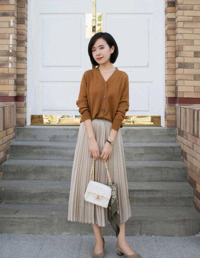颜色 真正会穿的女人！从不“乱”穿衣，这些秋季穿搭优雅温柔又有气质
