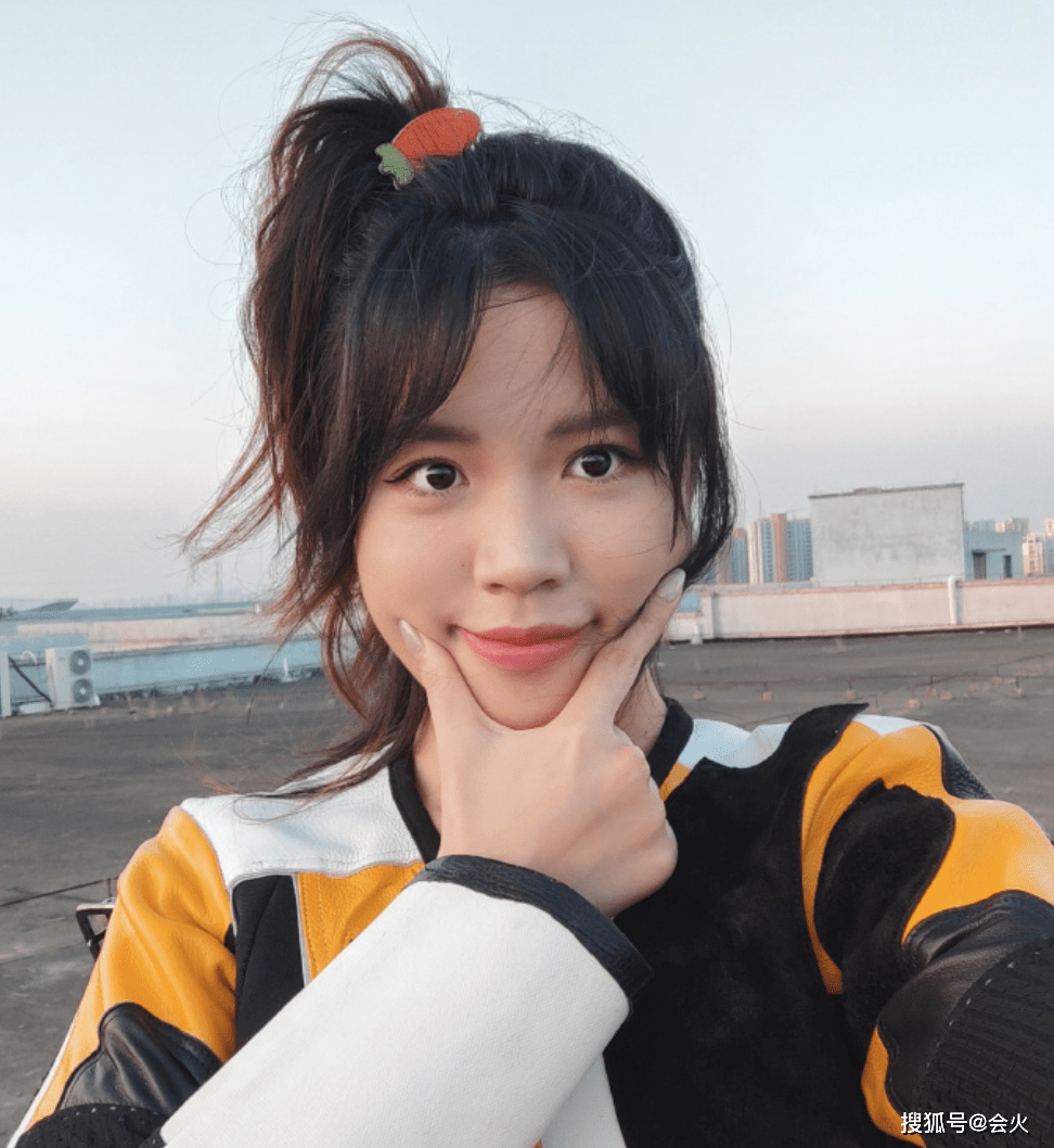 封面杨倩首登杂志封面！穿黄色泡泡袖长裙，头戴小黄鸭发夹可爱灵动