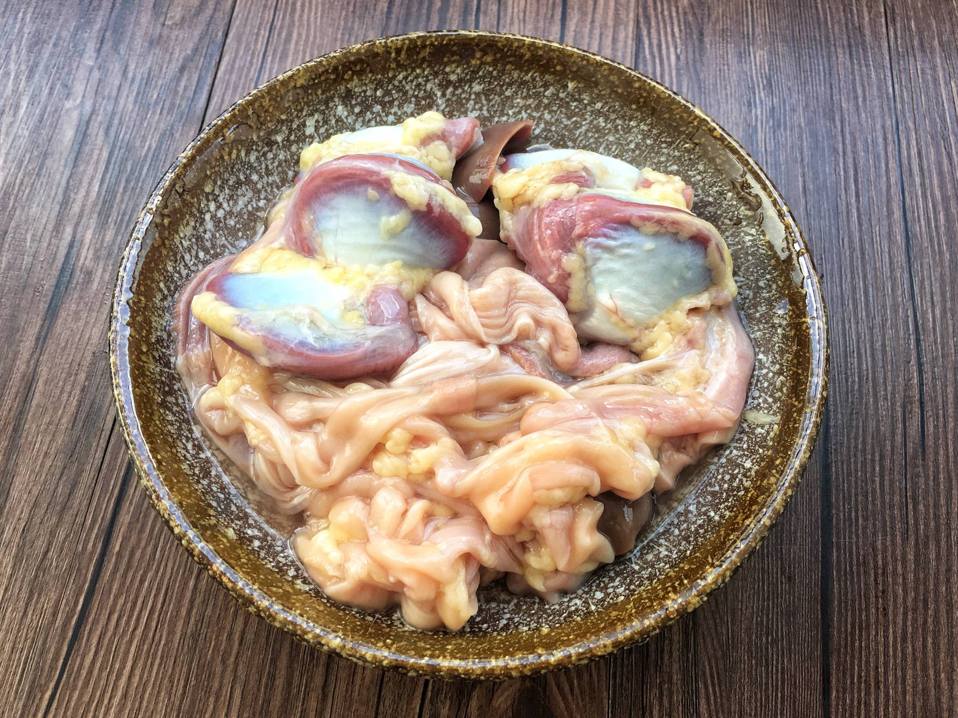 1,先把买回来的鸭杂都清洗干净了,我买的是有鸭肠,鸭心,鸭肝.