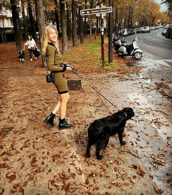 身材 LV太子妃并非冻龄女神！纯素颜状态下肤感极差，格纹连衣裙显贵气