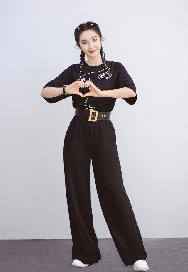 李冰冰 李冰冰48岁容颜不改!穿白色背心配牛仔外套潇洒不羁,个性洋气