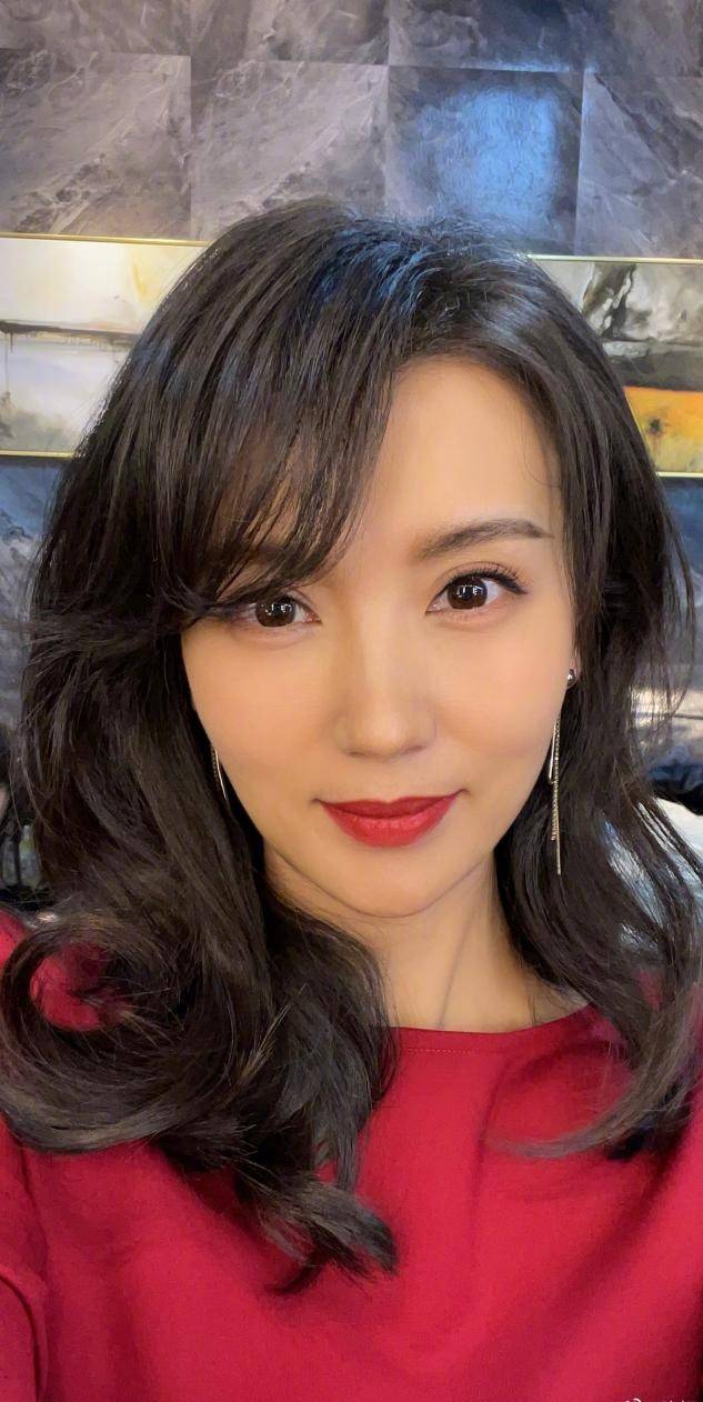 大气 42岁陈好晒师生毕业合照，扎麻花辫好温婉，打扮朴素尽显知性美