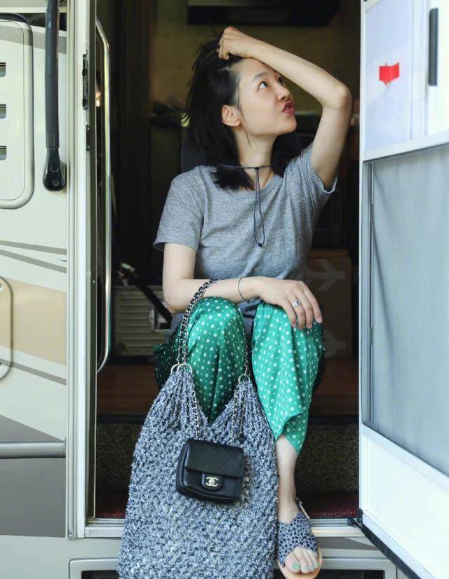 颜色 白百何真是“时髦精”，长袖衬衫搭配阔腿裤，可盐可甜