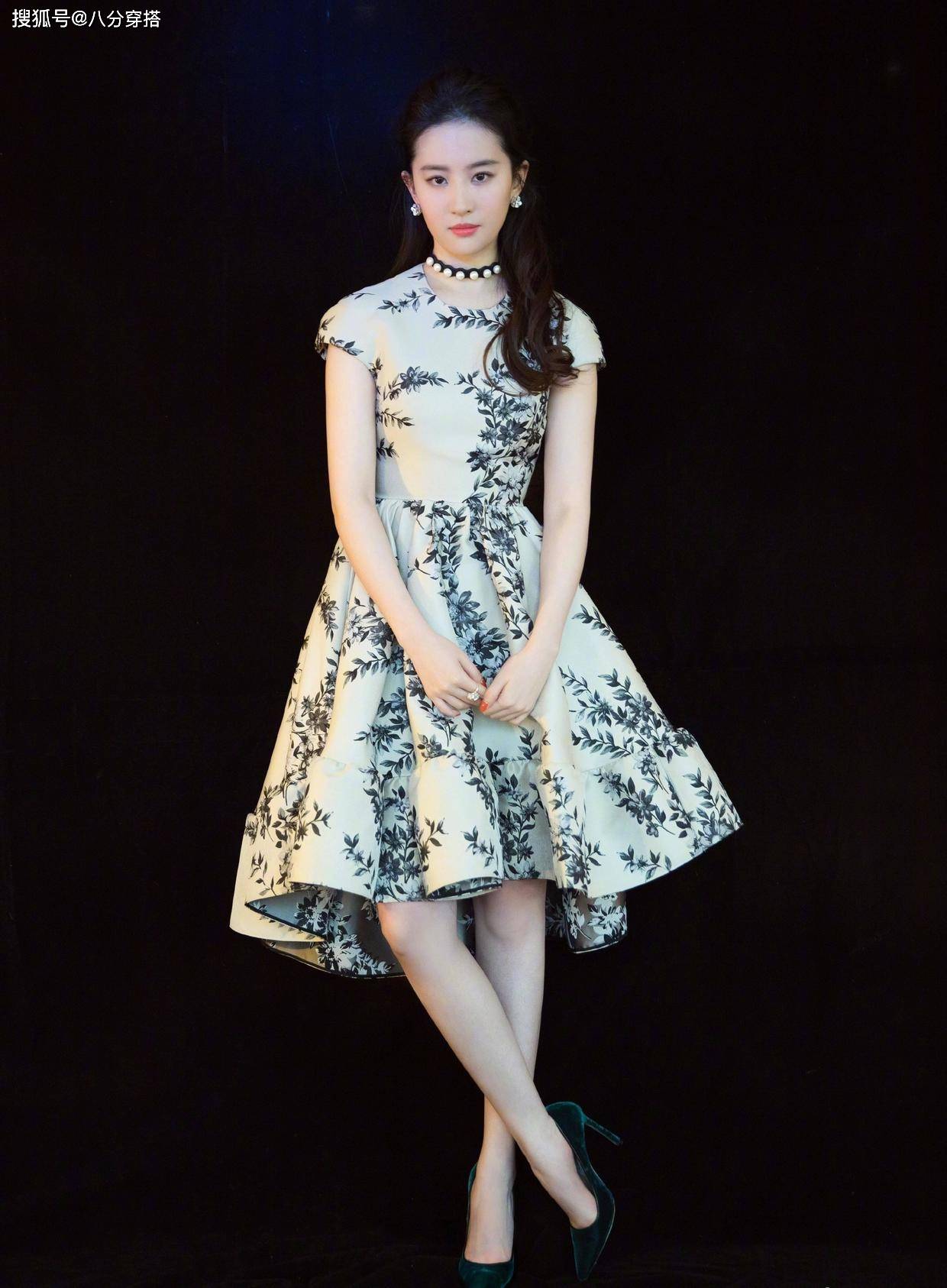 带着 “神仙姐姐”刘亦菲的气质无敌了，蓝色抹胸礼服高雅精致，超美的