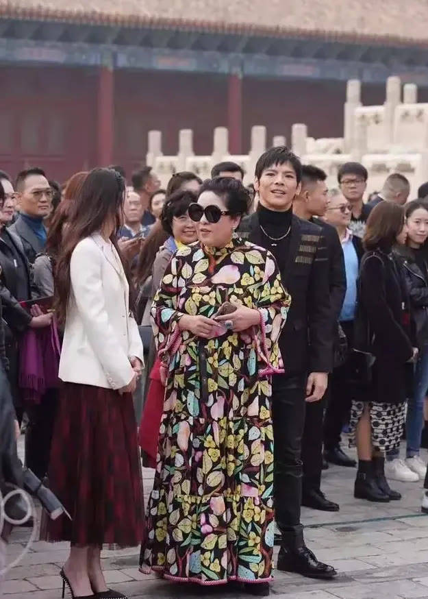 向太 谁说穿得简约才高级?看62岁向太穿衣就知道,真是越花越显贵气