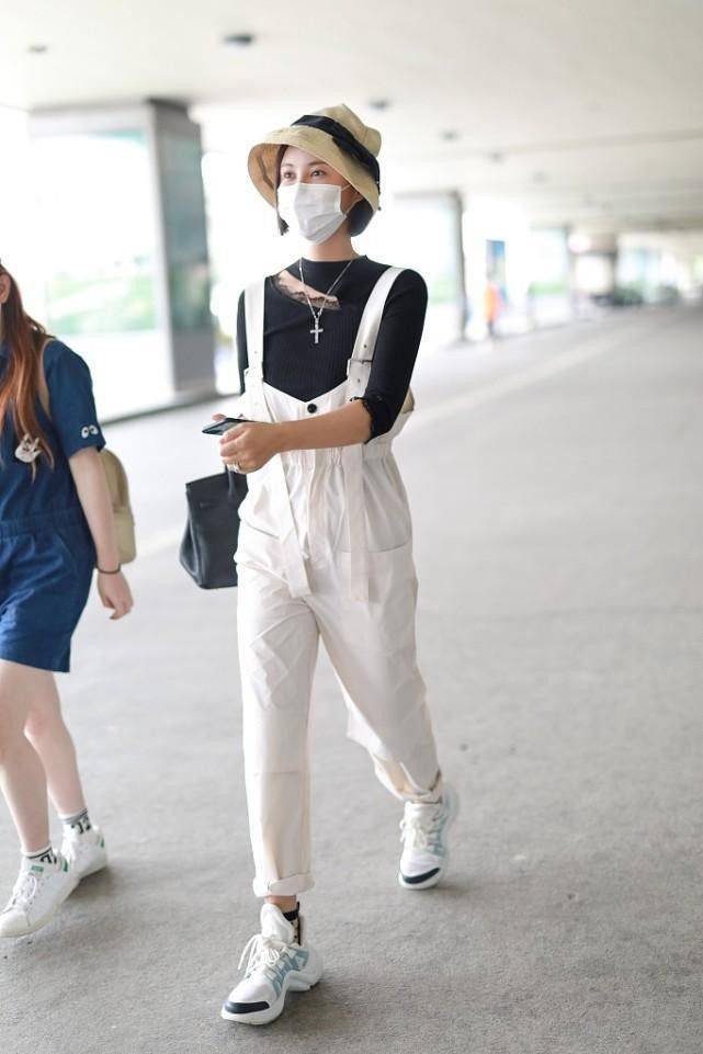 设计 张歆艺穿毛衣减龄,搭配阔腿裤仍能看出好身材,短发气质挺足的