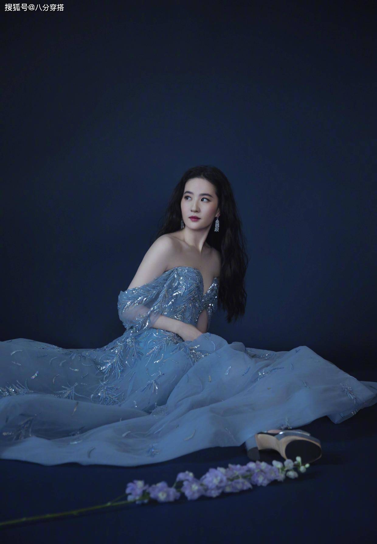 带着 “神仙姐姐”刘亦菲的气质无敌了，蓝色抹胸礼服高雅精致，超美的
