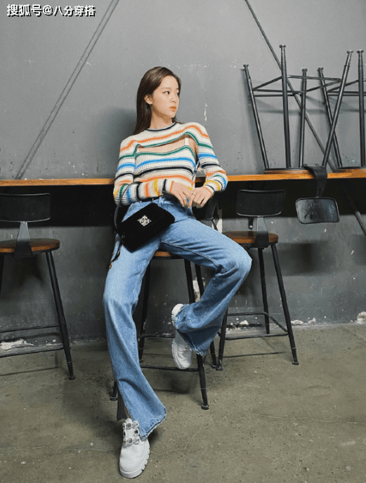 卫衣 欧阳娜娜真会穿，白色针织衫配黑色半身裙，尽显玲珑曲线