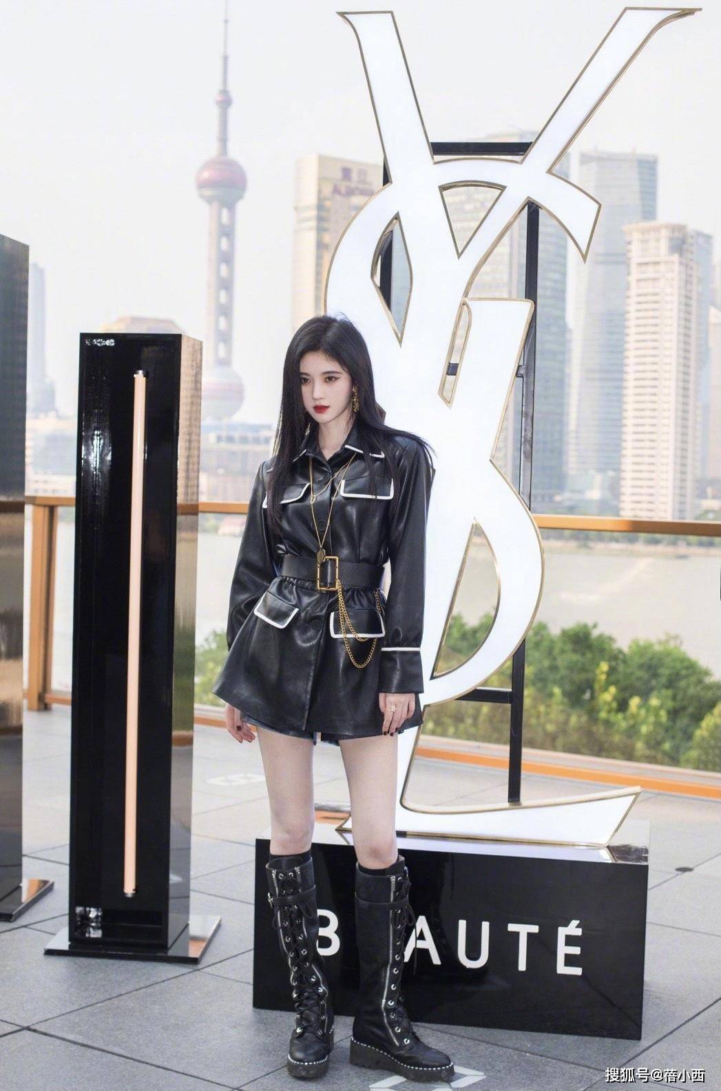 原创鞠婧祎真是小个子的穿搭教科书身穿allblack耍帅细腿真抢镜