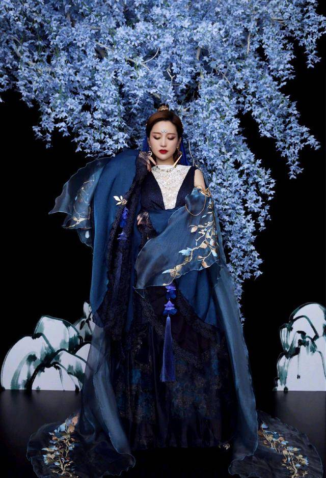 设计 金莎也玩“下半身失踪”，绿色针织衫配短裤清新减龄，俏皮伶俐