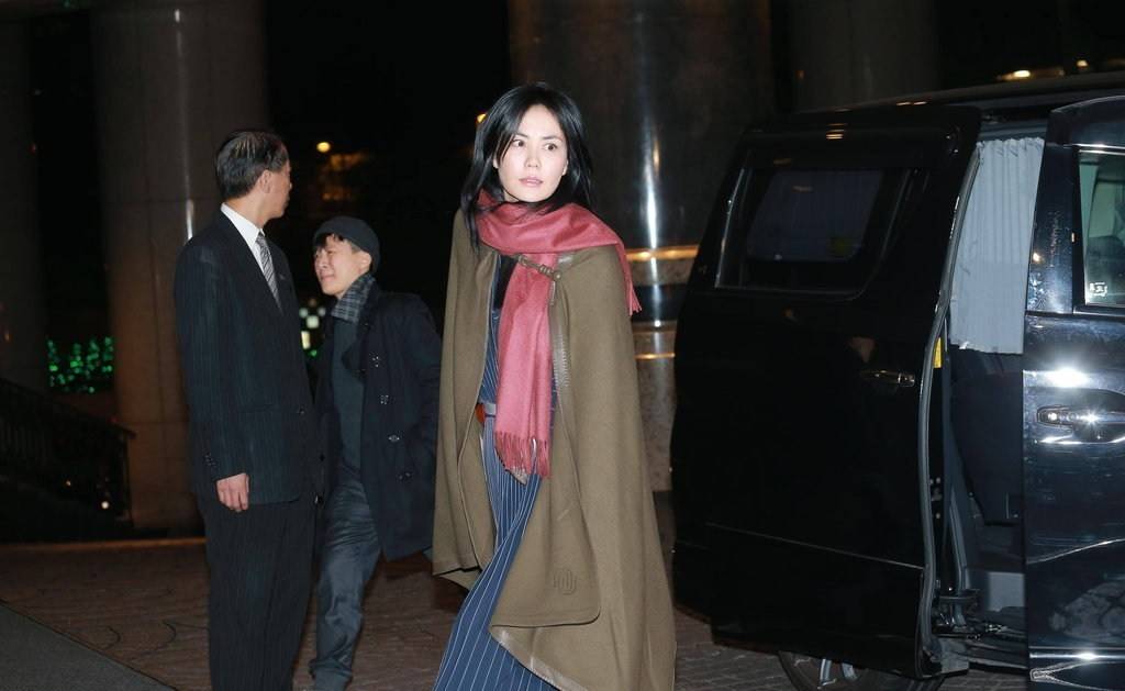 降低 王菲仗着好气质就乱穿衣服，穿绿斗篷配红围巾，全靠颜值在撑着