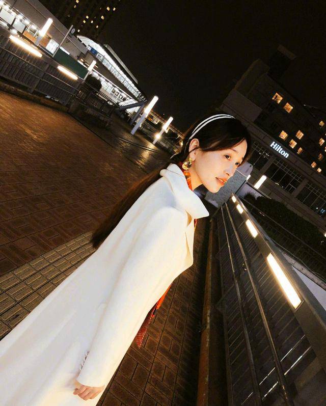 设计 金莎也玩“下半身失踪”，绿色针织衫配短裤清新减龄，俏皮伶俐