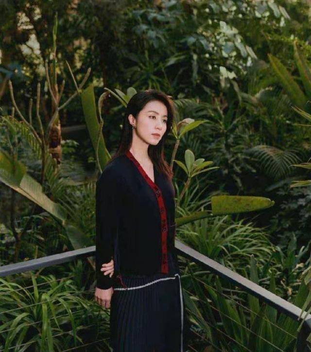 黑色 黄磊14岁女儿打扮时髦，14岁就懂得秀长腿了，气质比妈妈还要好