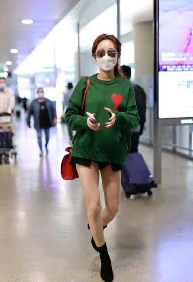 设计 金莎也玩“下半身失踪”，绿色针织衫配短裤清新减龄，俏皮伶俐