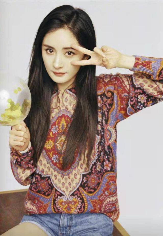 曲线美 别再穿百褶裙了,今年火了杨幂穿的牛仔短裤,简单优雅还“撩人”