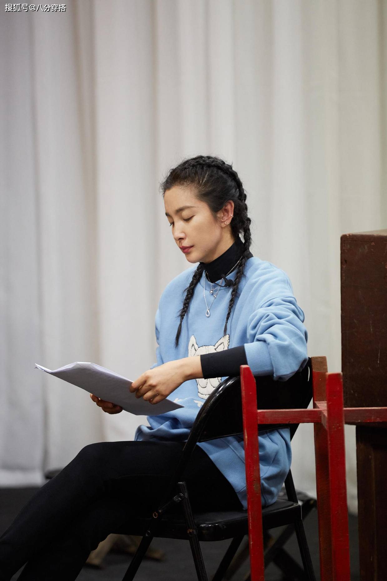 黑色 李冰冰真会穿!黑色修身长裙秀“蚂蚁腰”,48岁依旧“风华绝代”