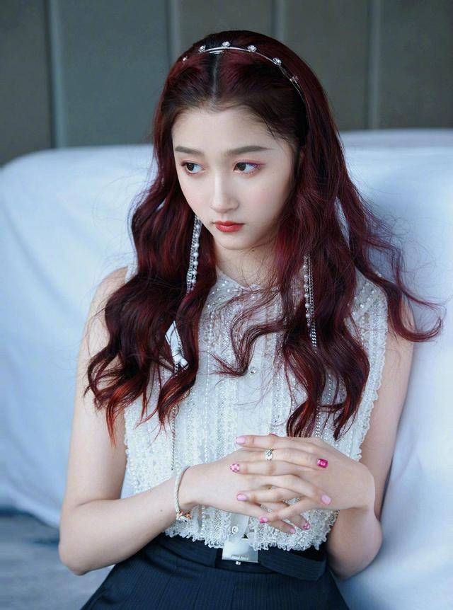 发型 真正有气质的女人，会将穿搭与发型融合起来，看看赵丽颖、关晓彤