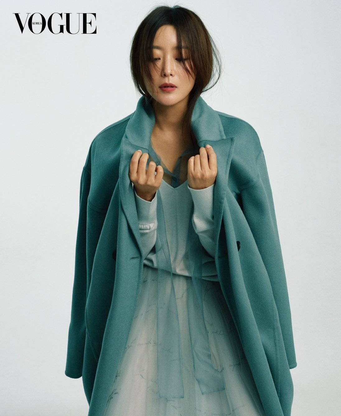 44岁金喜善拍秋季大片 身披皮草发型慵懒优雅知性