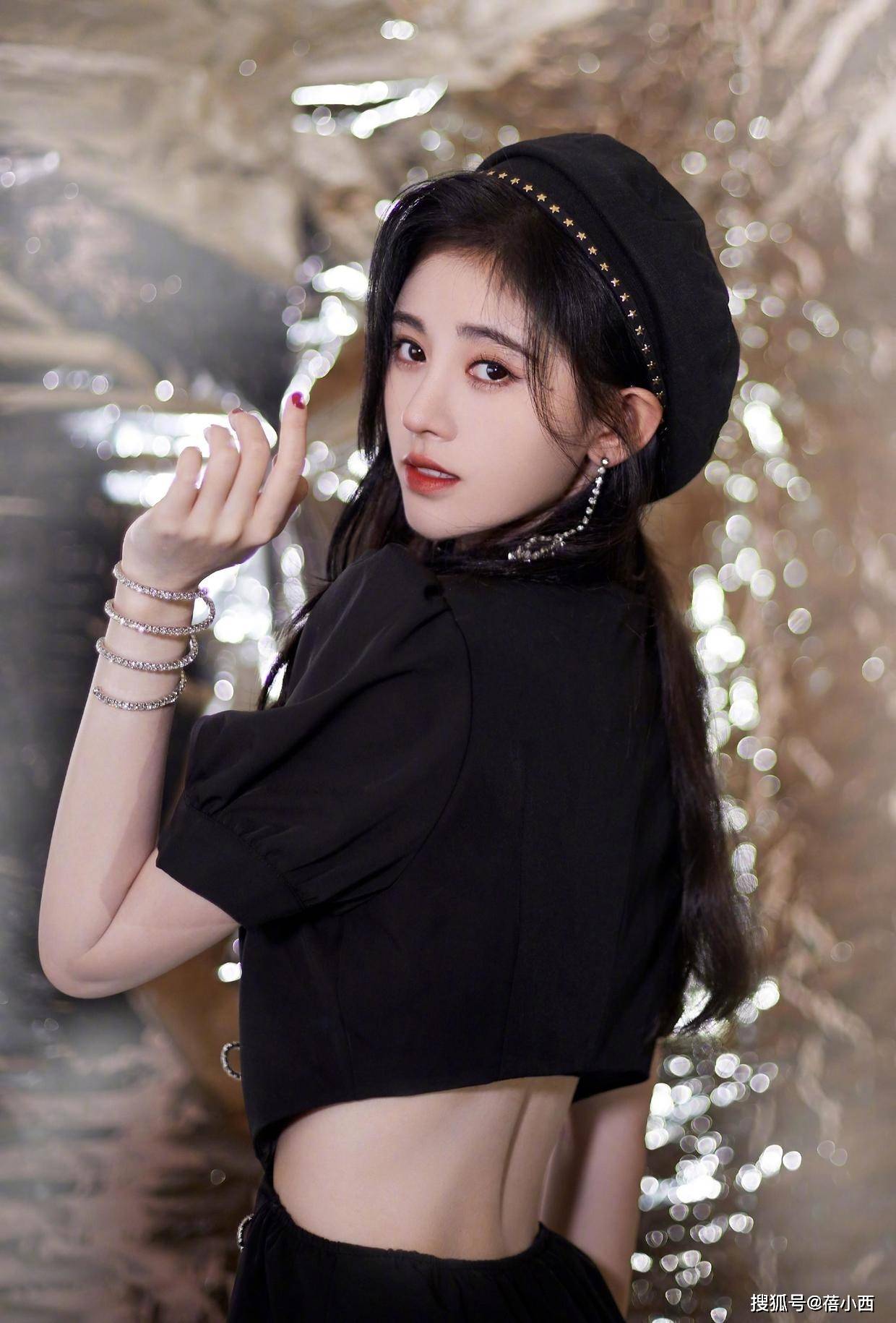 黑色贝雷帽 鞠婧祎真是小个子的穿搭教科书，身穿All black耍帅，细腿真抢镜