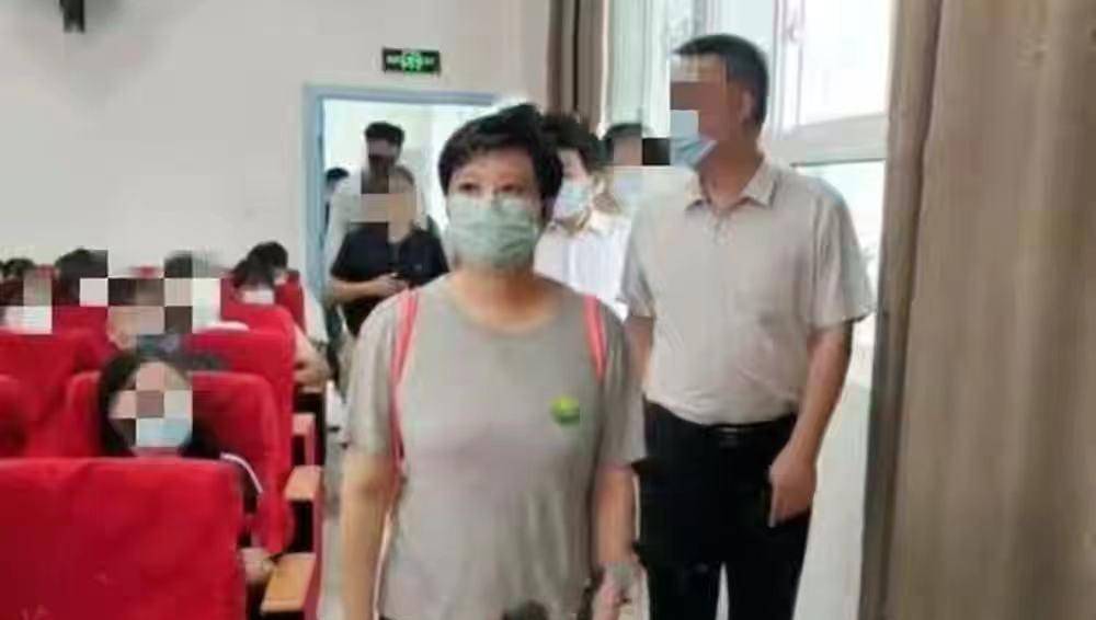 压群芳 48岁袁立让人看愣!一身大妈装身材臃肿肥胖好邋遢,70后女星少见