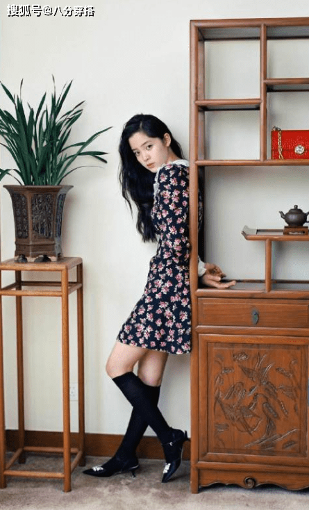 卫衣 欧阳娜娜真会穿，白色针织衫配黑色半身裙，尽显玲珑曲线