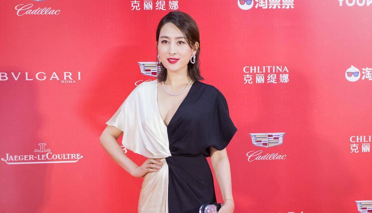 设计 马苏的气质还挺富贵的，黑白拼接裙显出优雅气度，身材又高挑