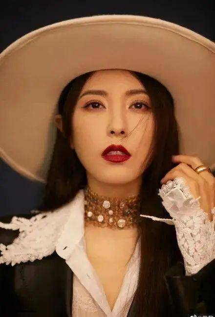 仙境 仙境夜：董洁妖娆抹胸，徐璐蛮腰深V，曾黎长腿热裤惊艳全场！