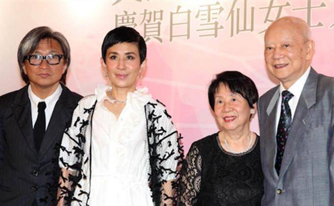 网友 吴君如过56岁生日，弟弟晒合影庆生，姐弟俩长得很像！
