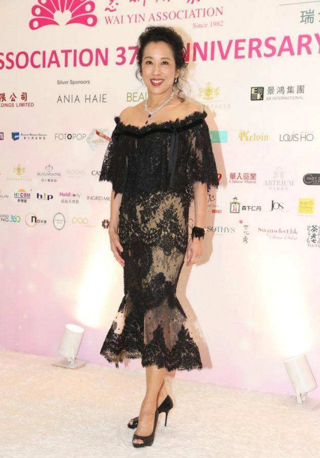 一身 郭晶晶62岁婆婆越来越大胆！穿紧身裙变性感女郎，为助阵港姐太拼