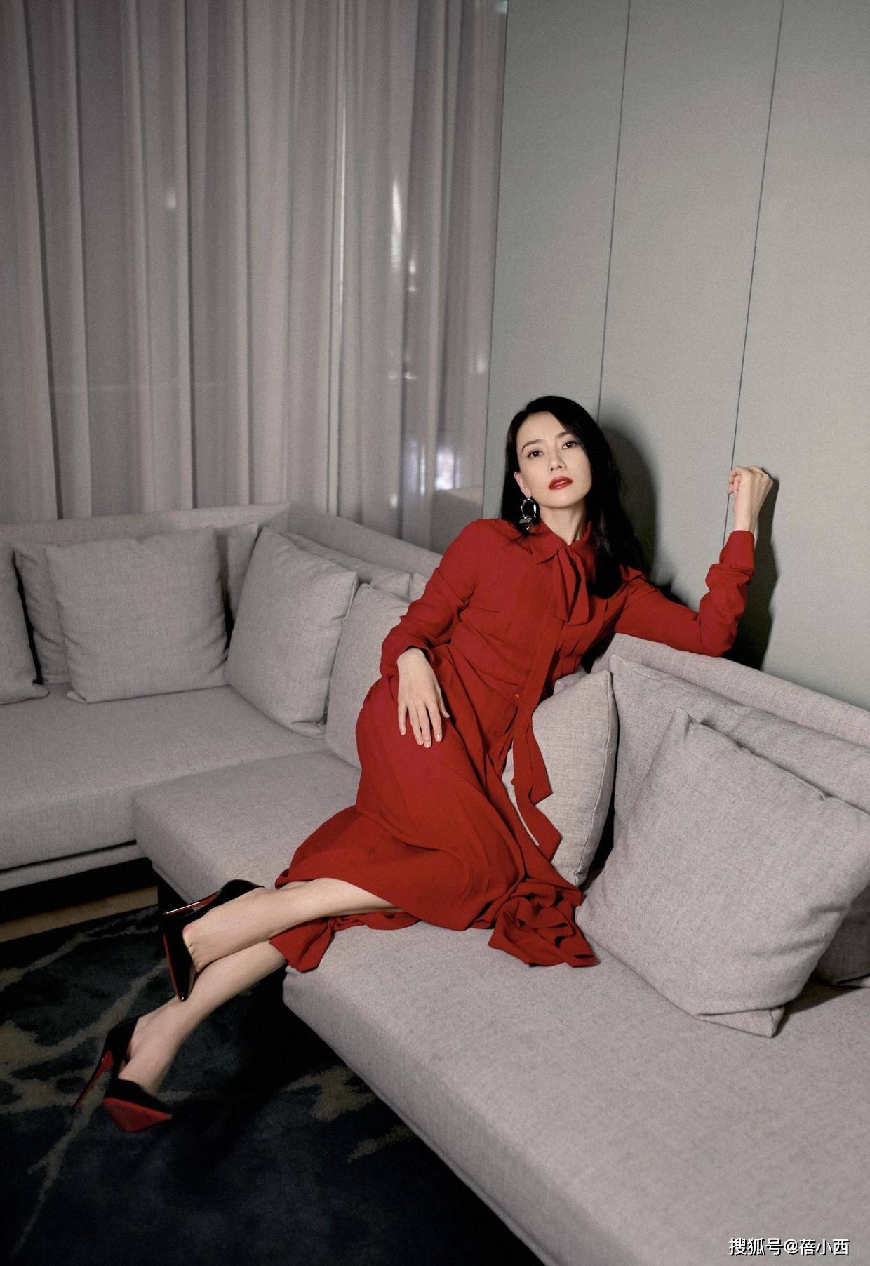 套装 “国民女神”高圆圆又换新风格，穿卡其色工装风套装，气质无敌了